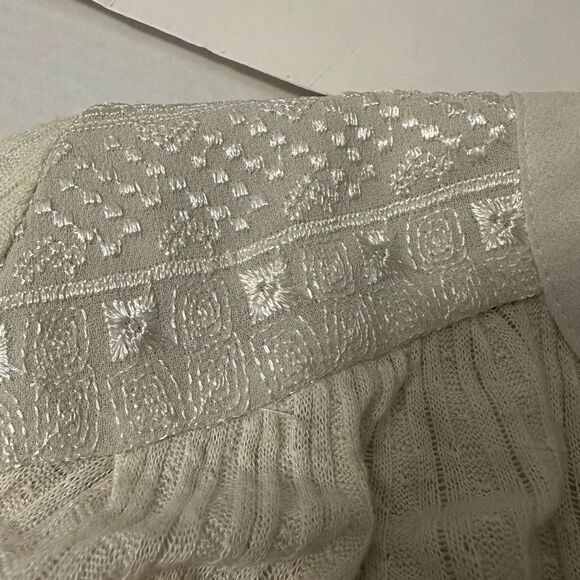 Lucky Brand Cream Long Sleeve Women's Top with Lace Like on Sleeves Size Small - Picture 3 of 11